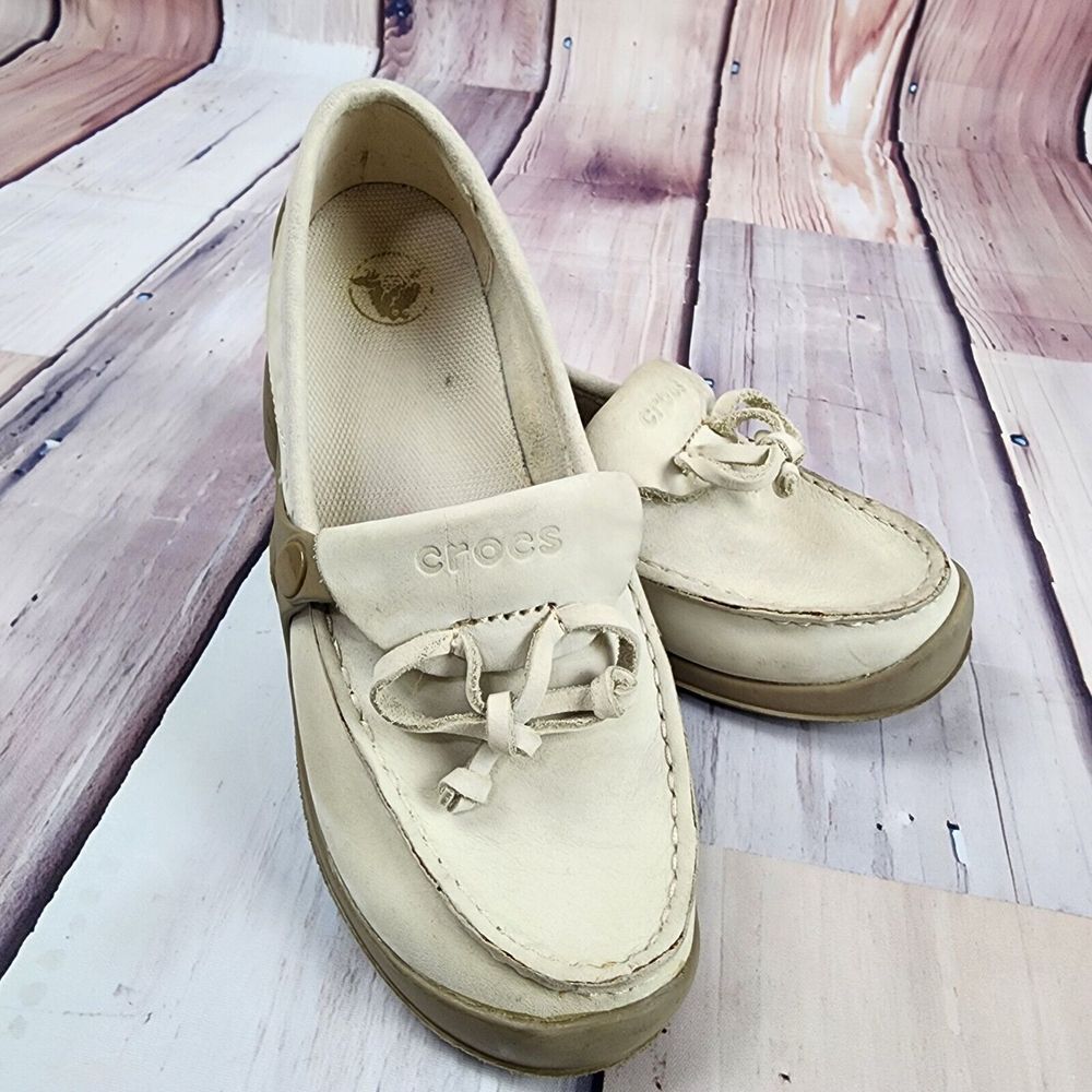 Crocs Size 6 Women's Moccasin Loafers Boat Shoes Cream‎ Suede Leather Slip On
